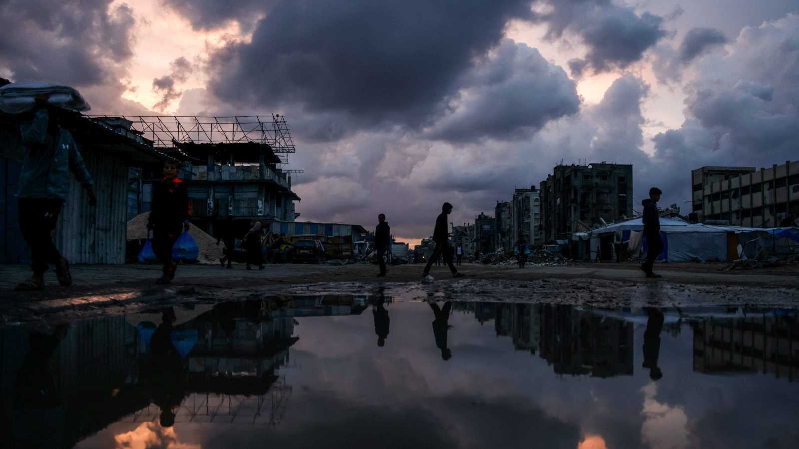 البرد يخطف رضيعة.. غرق آلاف الخيام في غزة (فيديو)