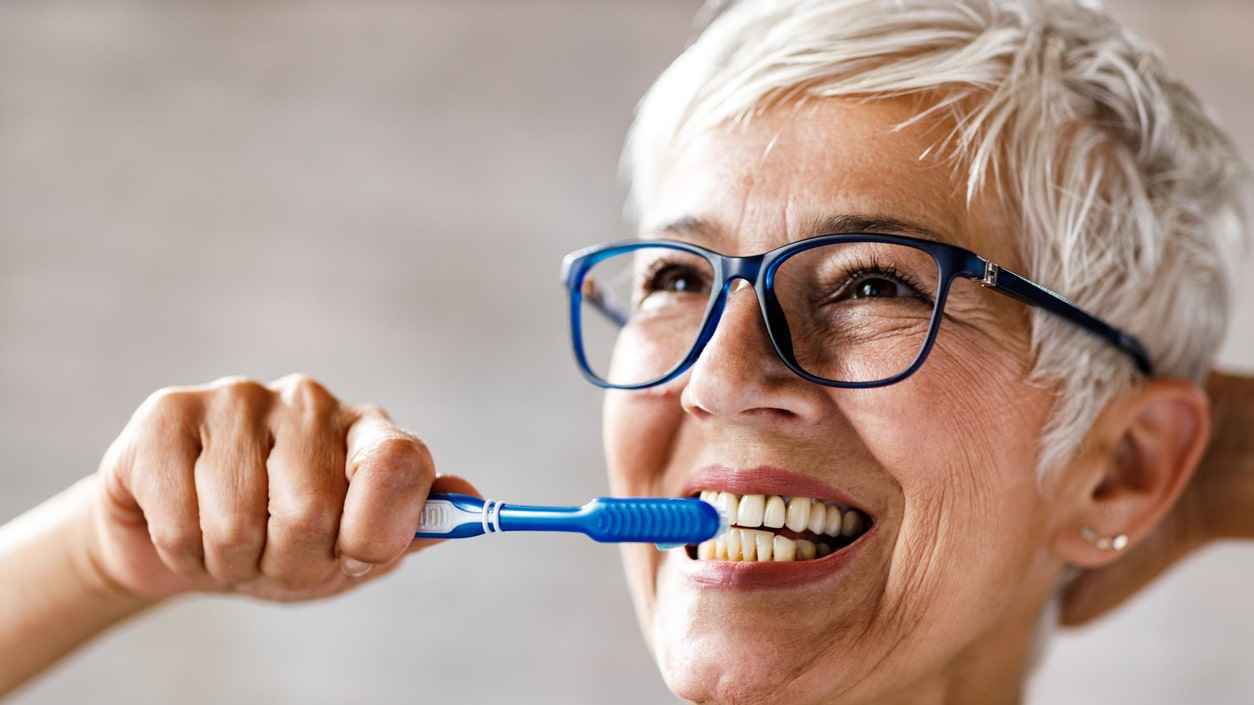 نصائح للحفاظ على صحة الفم في مرحلة الشيخوخة