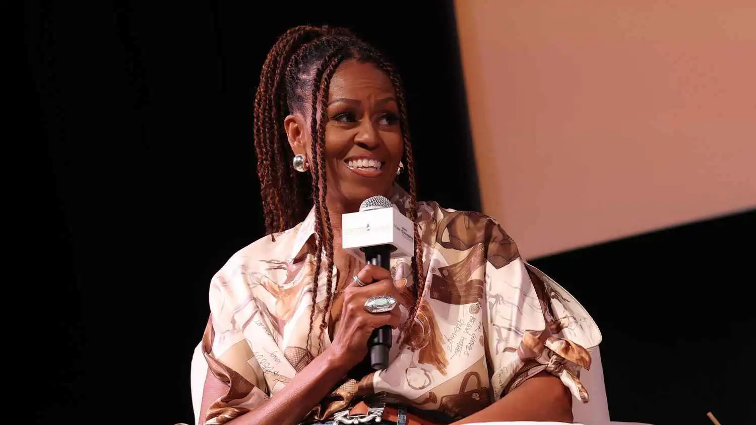 ميشيل أوباما تكشف أسرار علاقتها بـ"شعرها الطبيعي"