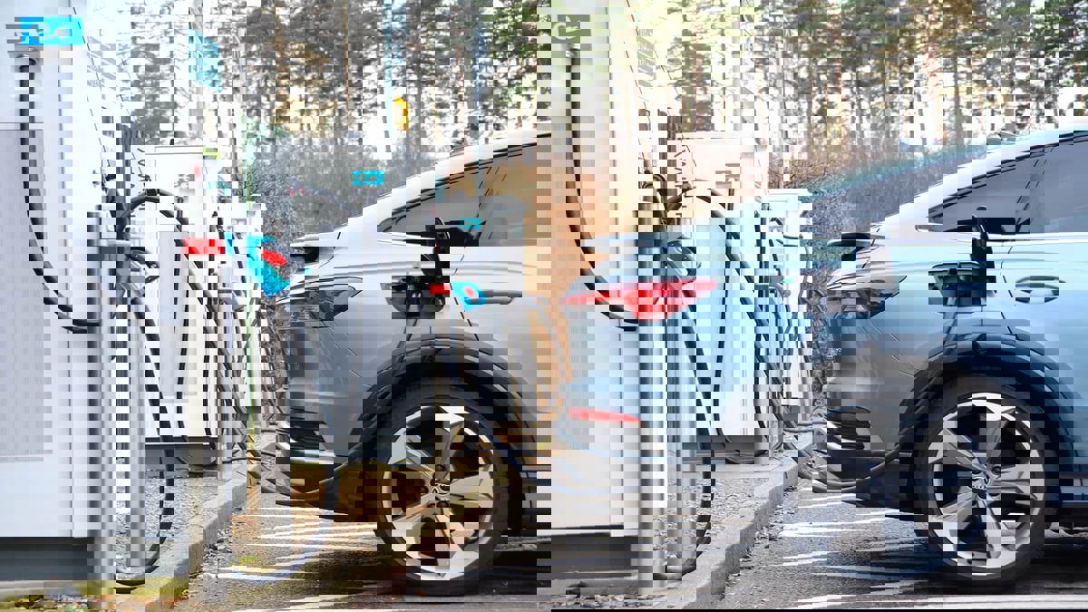 حوادث السيارة الكهربائية بين خطر الانفجار وعجز فرق الطوارئ 