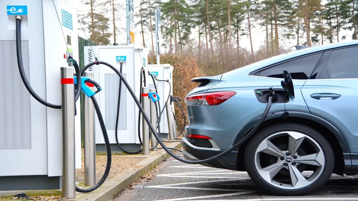 حوادث السيارة الكهربائية بين خطر الانفجار وعجز فرق الطوارئ 