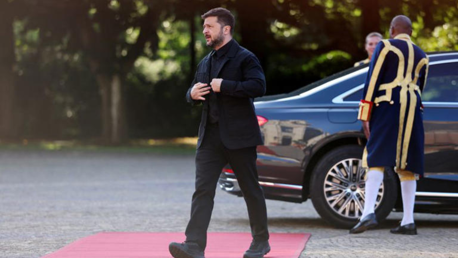 بعد سخرية ترامب.. هل بدأ زيلينسكي "دبلوماسية الأزياء"؟ (فيديو)