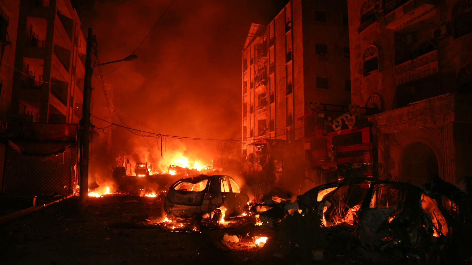 غارات إسرائيلية عنيفة على مدينة درعا جنوب سوريا (فيديو)