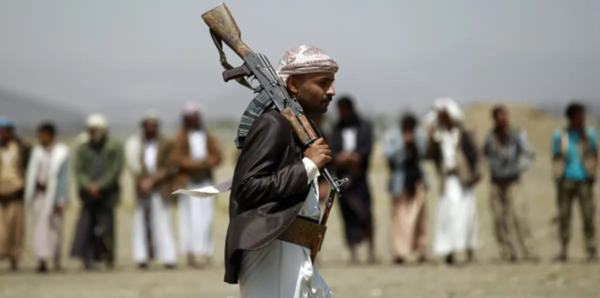 كيف واجهت حكومة "الحوثيين وصالح" أزمة الرواتب الحادة التي ضربت الموظفين؟