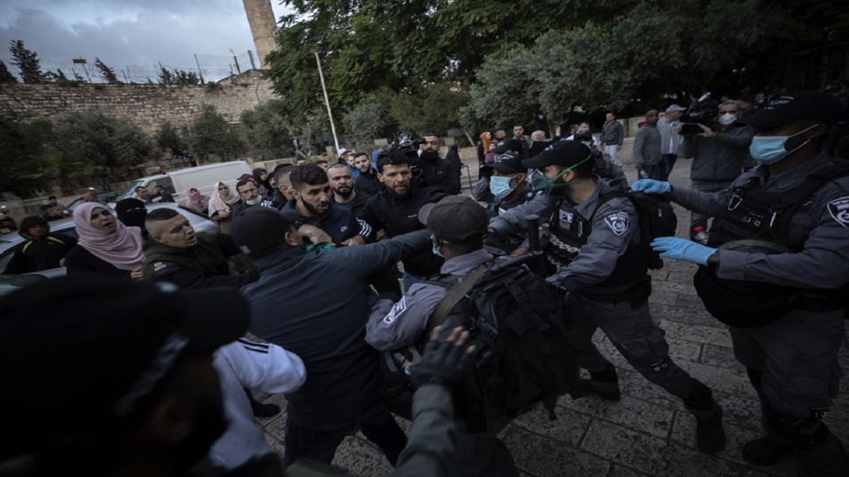 الجيش الإسرائيلي يعتدي على المصلين أمام بوابات الأقصى (فيديو)