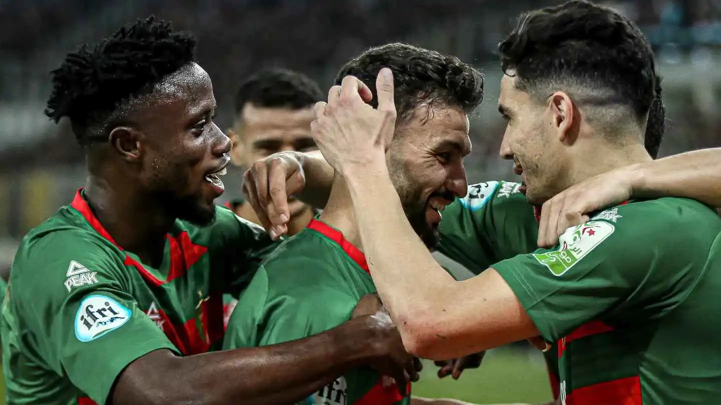 المولودية يقتنص فوزا قاتلا من نجم بن عكنون ويلامس لقب الدوري الجزائري (فيديو)