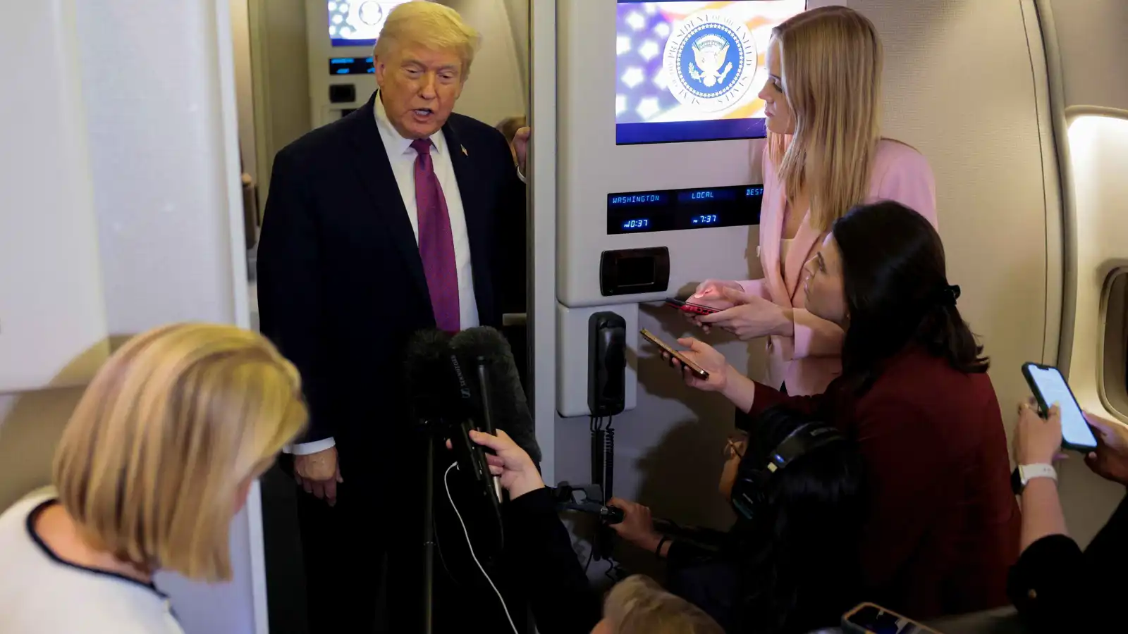 "سنبدأ برمي القنابل".. ترامب يهدد إيران بالعودة إلى الحرب