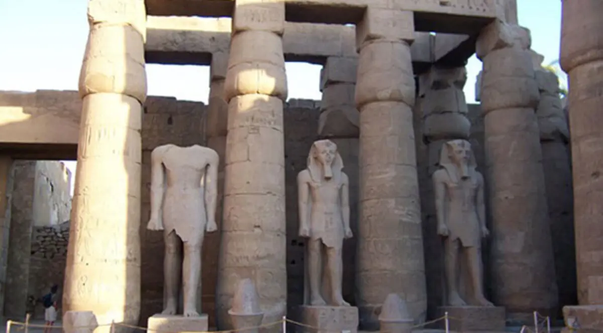 ظاهرة نادرة لشروق الشمس على "الكرنك" الأحد