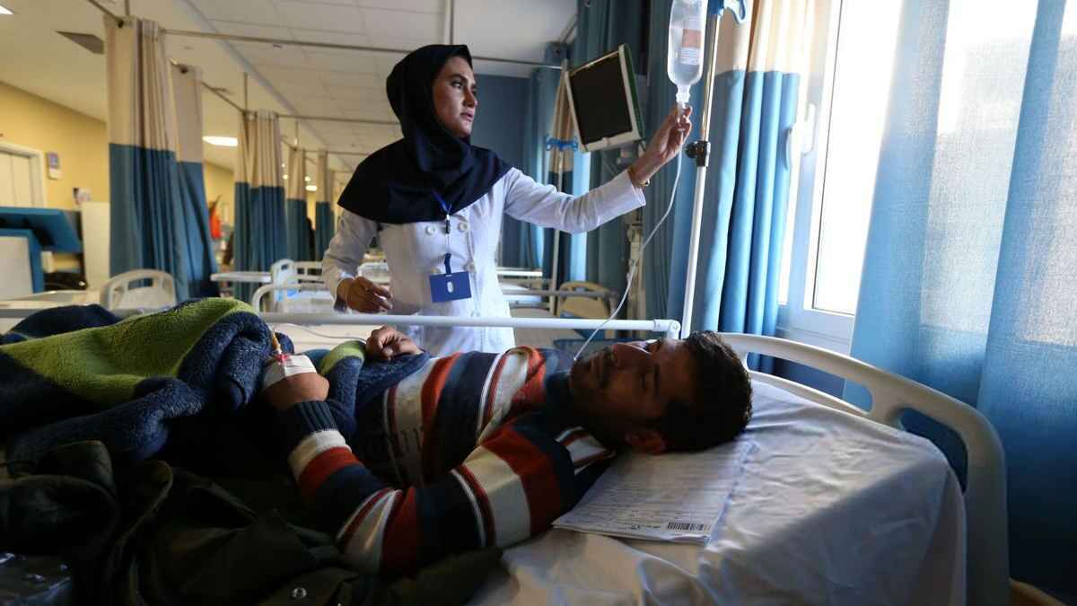 لمواجهة الحوادث الجماعية.. إيران تلغي إجازات الكوادر الصحية