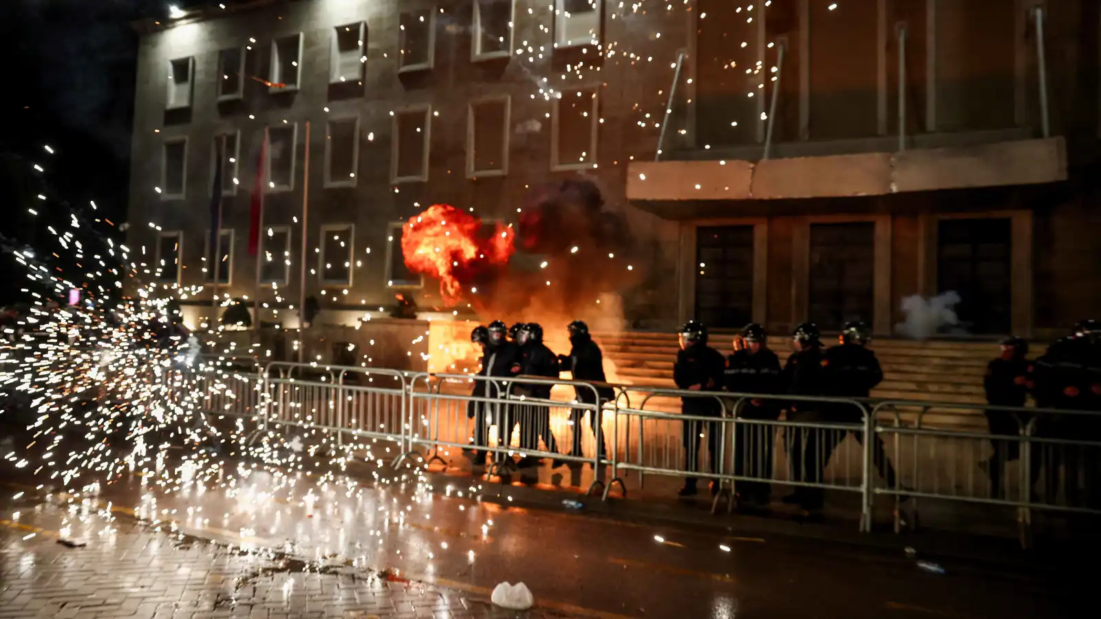 بسبب الفساد.. احتجاجات عنيفة ومطالبات باستقالة الحكومة في ألبانيا