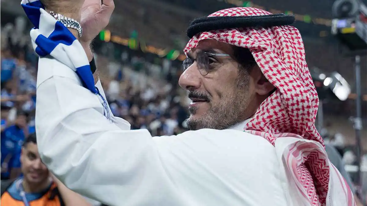 خرب المباراة.. نواف بن سعد يهاجم حكم كلاسيكو الأهلي والهلال (فيديو)