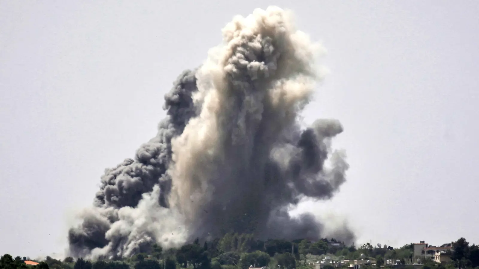 "لطم وضحكة صفراوية".. نائب لبناني يسخر من حديث زميله عن "نصر حزب الله" (فيديو)