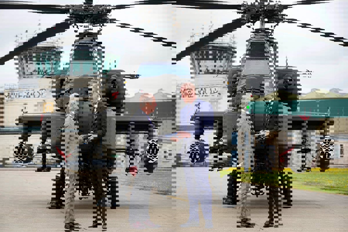 الملك تشارلز الثالث ينقل إحدى رتبه العسكرية للأمير وليام