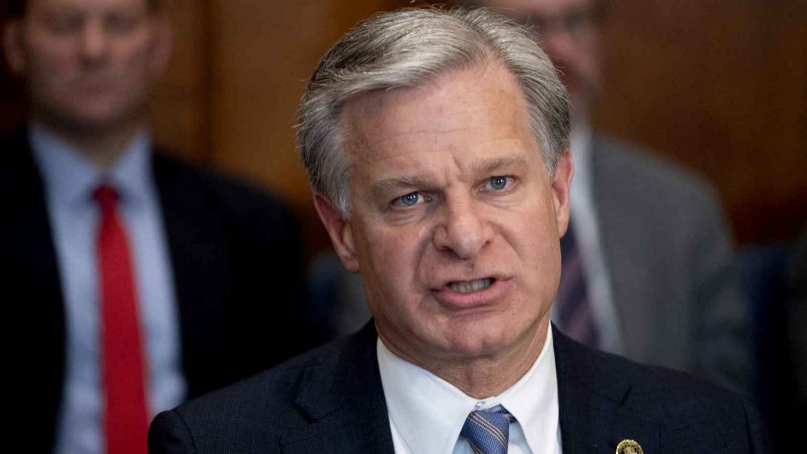 "يوم عظيم لأمريكا".. كيف رد ترامب على استقالة كريستوفر راي؟