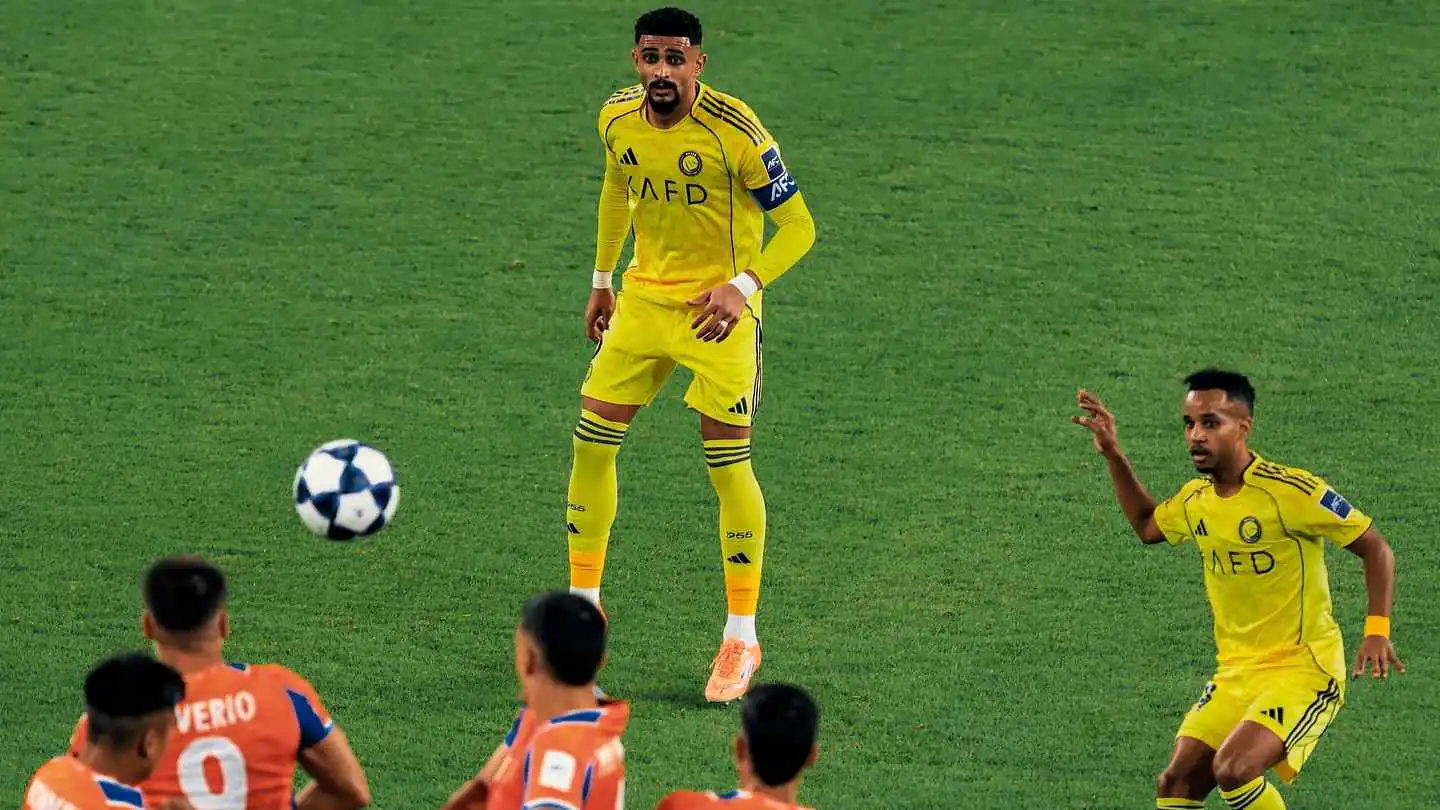 نفذها أفضل من رونالدو.. عبد الرحمن غريب يسجل ضربة ثابتة خرافية للنصر  (فيديو)