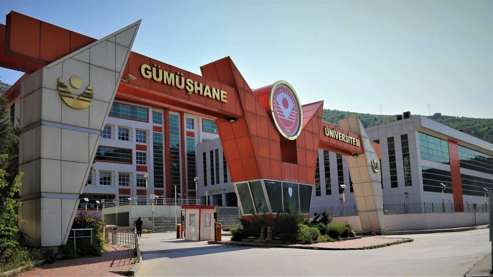 لحظات رعب في جامعة تركية بعد احتجاز موظفة تحت تهديد السلاح (فيديو)