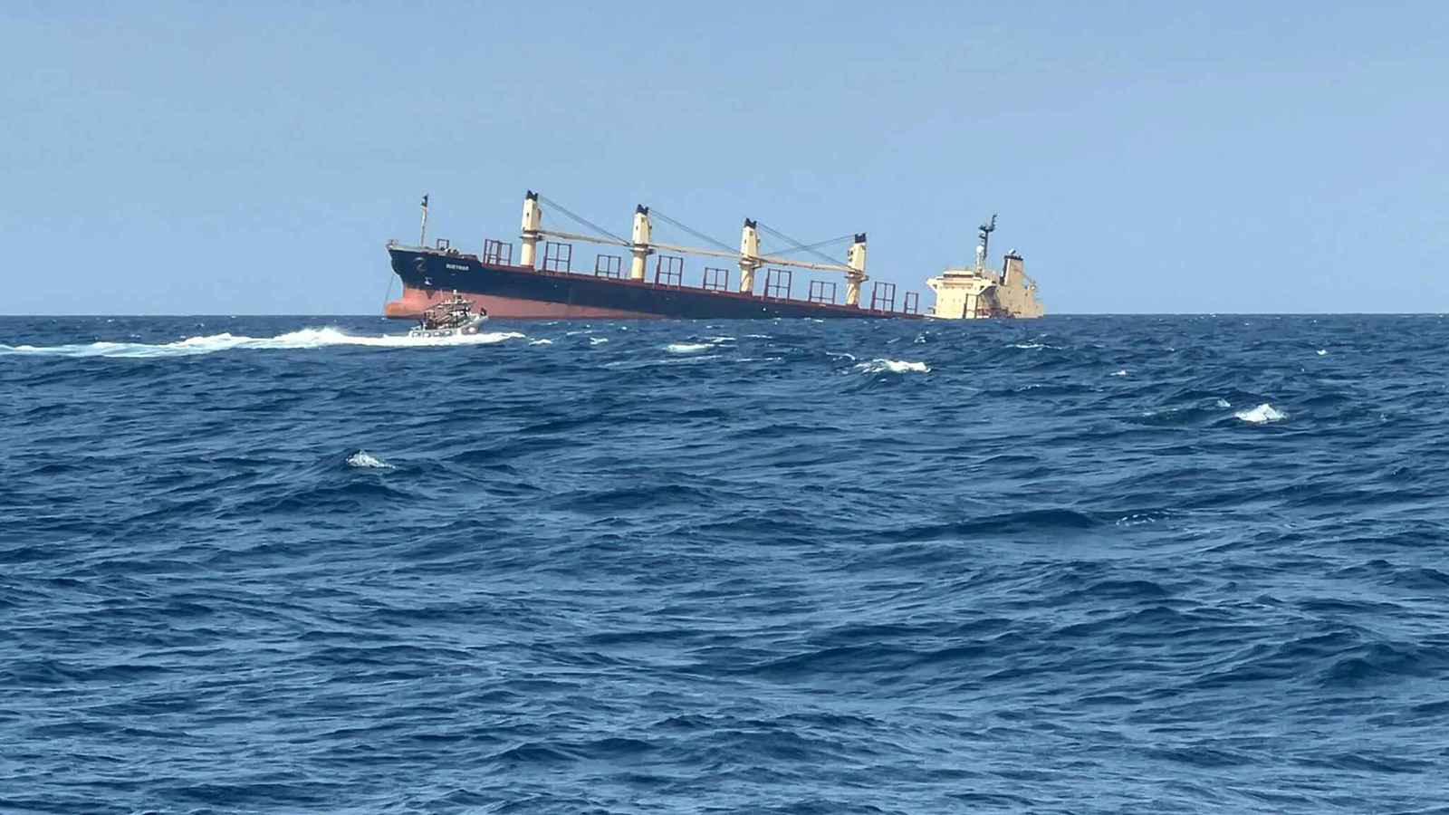 إصابة سفينتين قبالة اليمن بهجمات للحوثيين