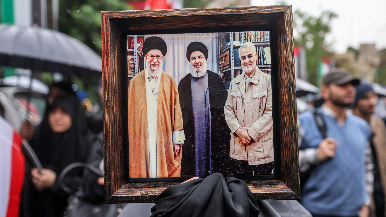 إزالة صور سليماني ونصر الله من السفارة الإيرانية في دمشق (فيديو)