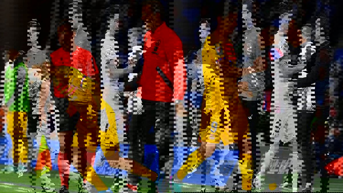 هل تعمد ليفاندوفسكي تجاهل تحية تشافي عقب مباراة برشلونة وسوسيداد؟ (فيديو)