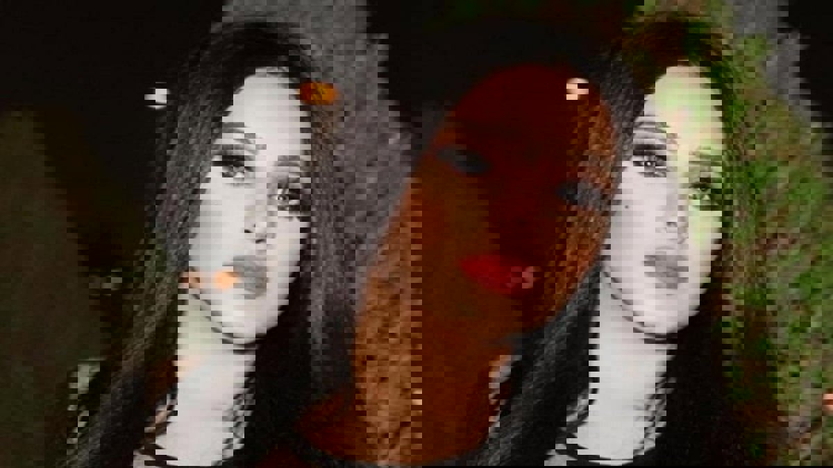 المهرة البحرينية تستقبل الزوار السعوديين لبلادها برقصة "العرضة" (فيديو)