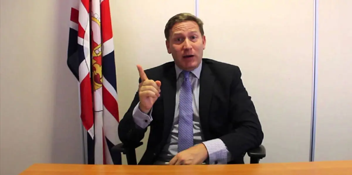 بالفيديو.. ماذا قال الناطق باسم الحكومة البريطانية عن صوت الأذان في أبوظبي؟