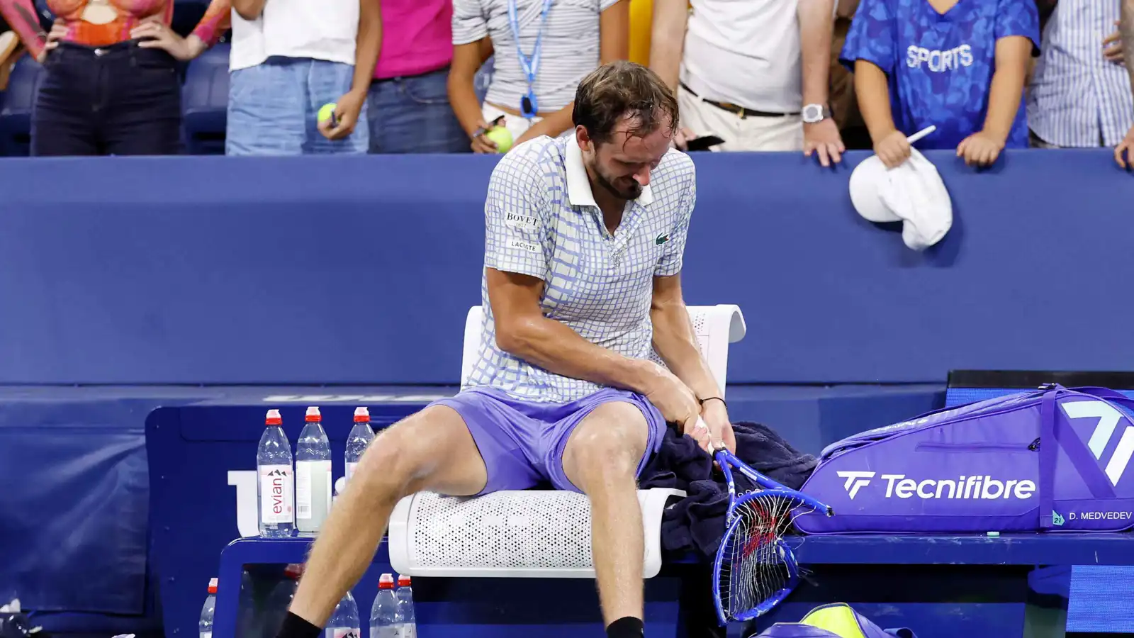 مشهد صادم.. بطل أمريكا المفتوحة السابق يحطّم المضرب بعد الخسارة (فيديو وصور)