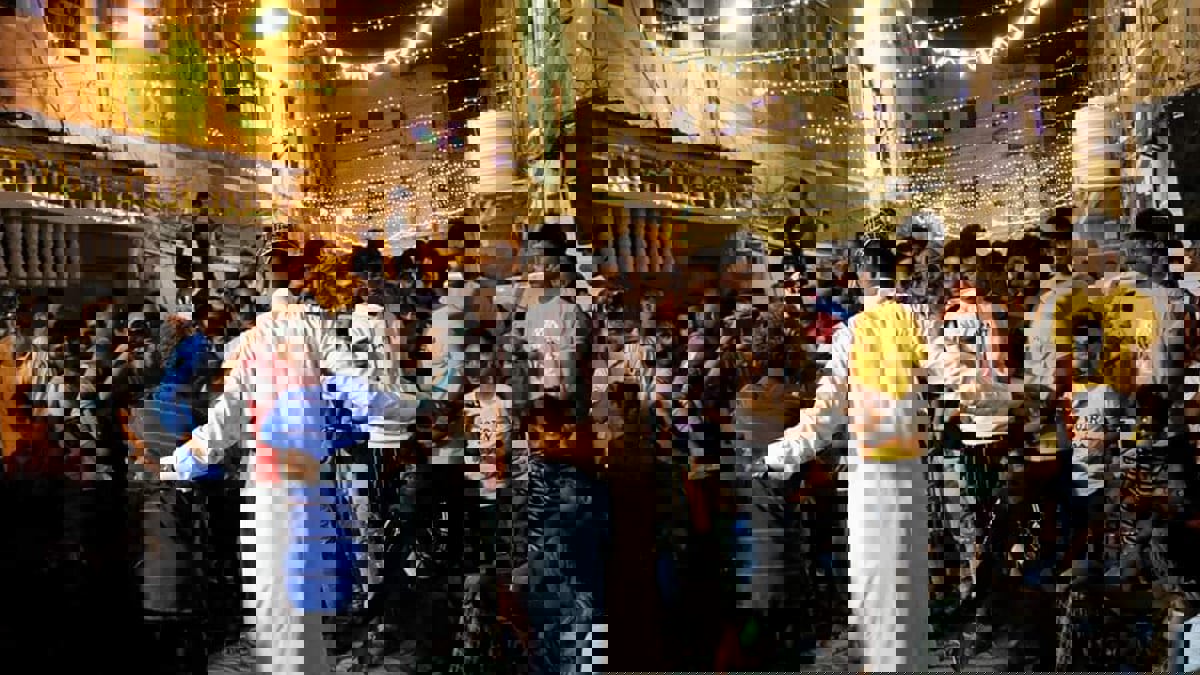 رغم الصعاب.. "زينة" رمضان تدخل البهجة إلى قلوب اليمنيين