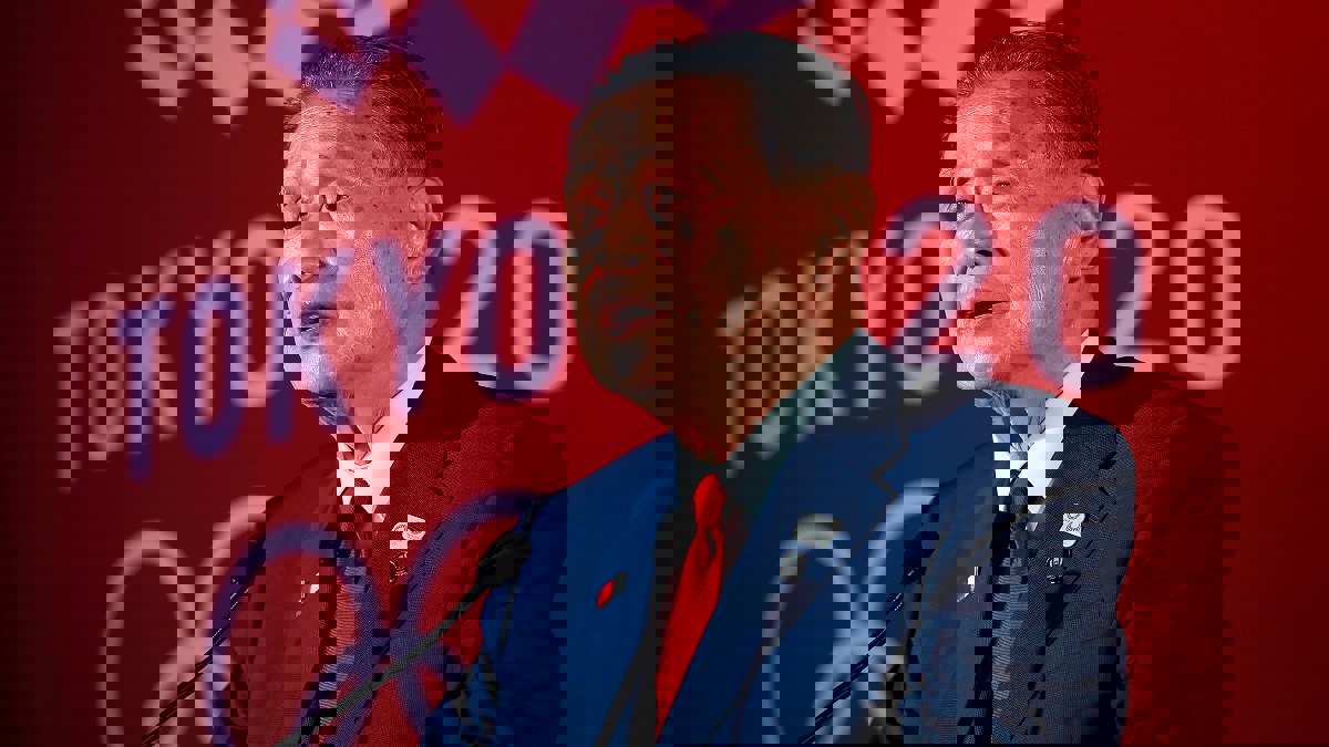 رئيس أولمبياد طوكيو يرفض ارتداء كمامة رغم المخاوف من فيروس كورونا