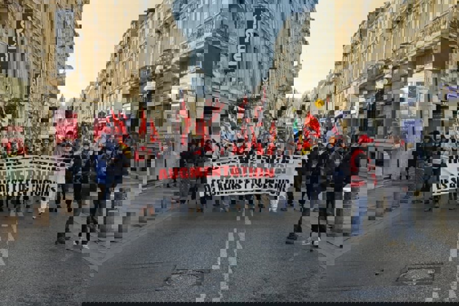 تقرير: أوروبا تدقّ أجراس التقشّف والشارع في حالة غليان