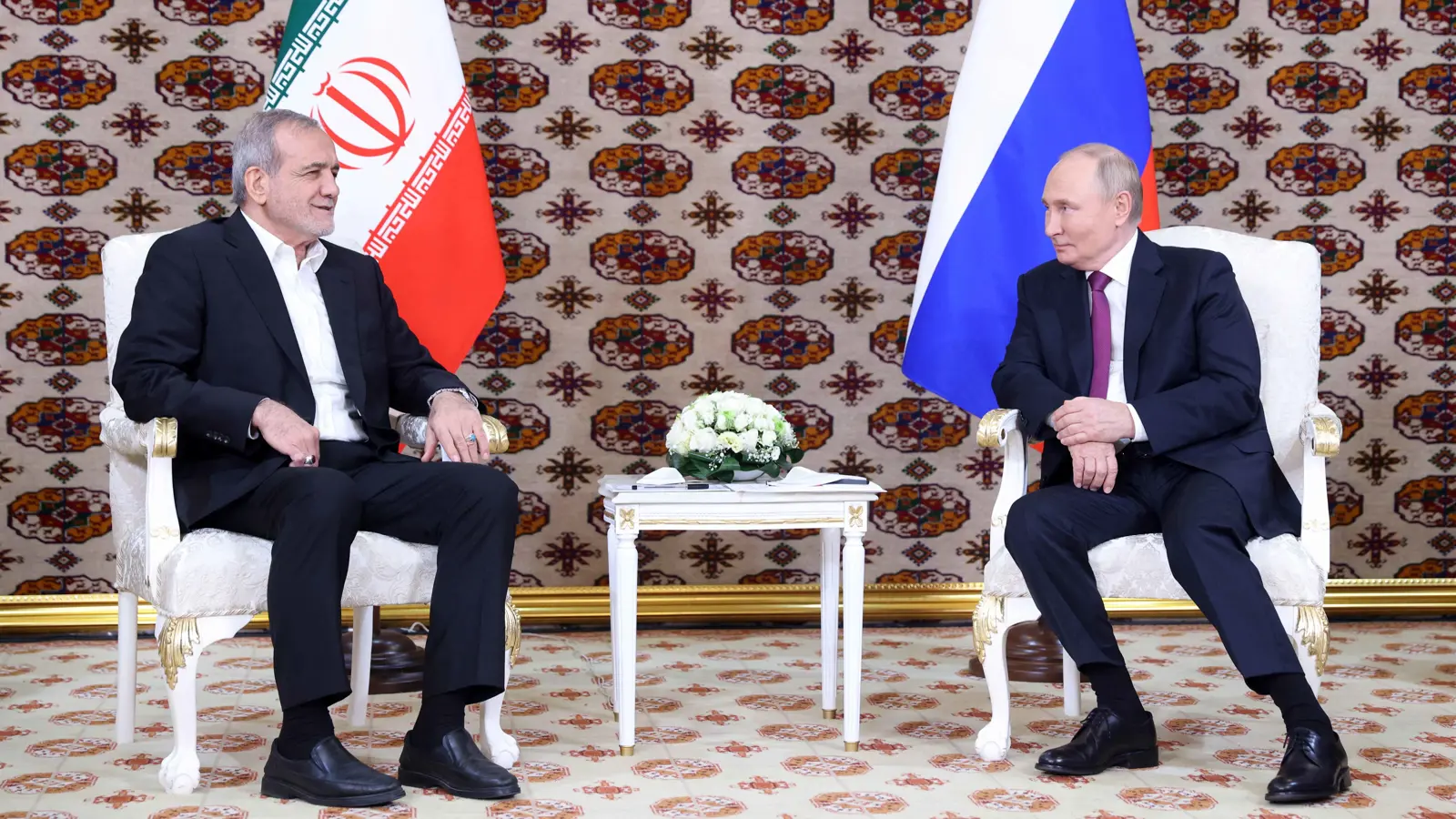 بزشكيان لبوتين: إيران لم ولن تسعى إلى تصنيع سلاح نووي