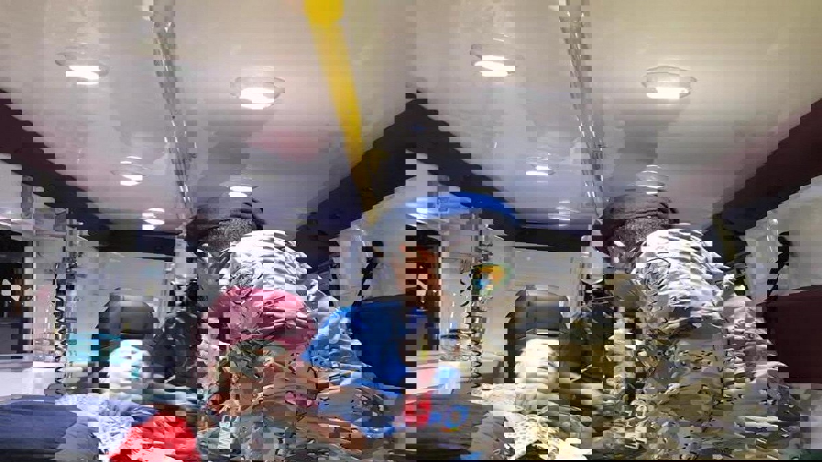 مروحية سعودية تنقذ مريضًا أوكرانيًا في سفينة بالبحر الأحمر (صور)