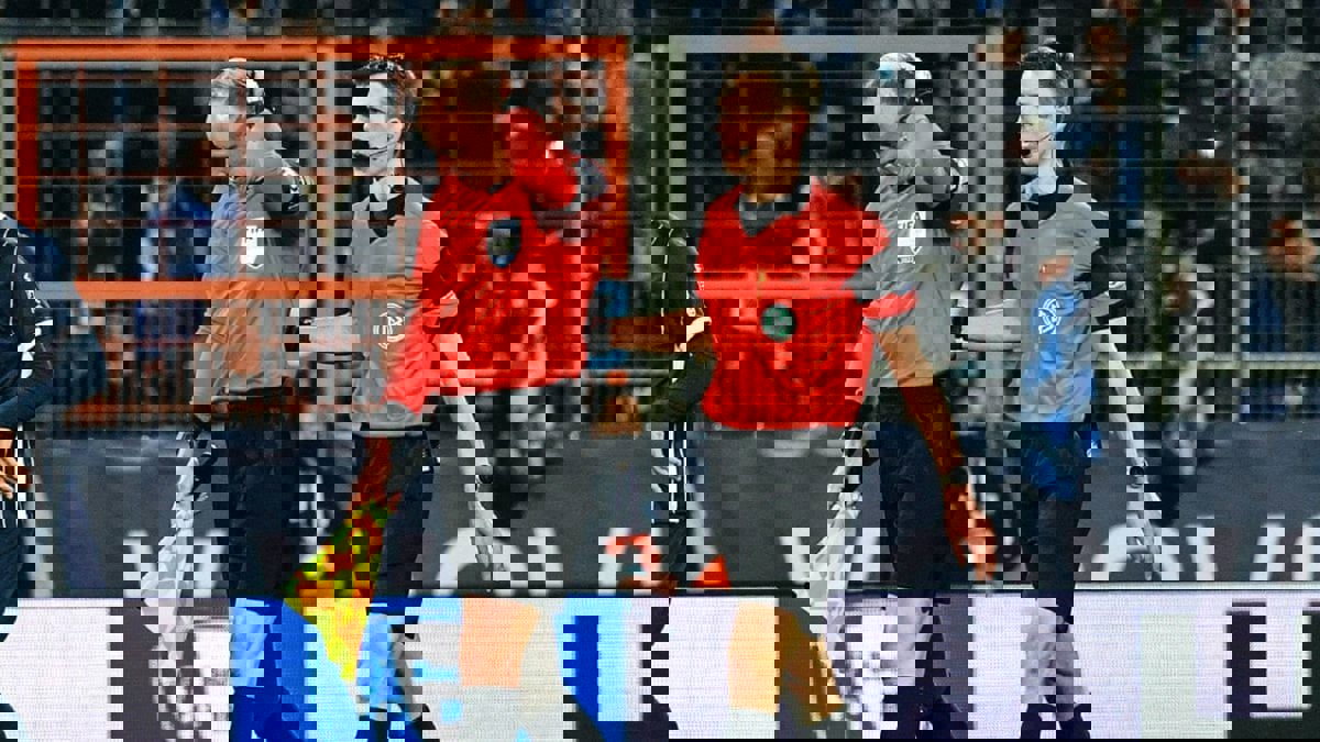 إلغاء مباراة بروسيا مونشنغلادباخ وبوخوم في الدوري الألماني بعد قذف الحكم المساعد بزجاجة (فيديو)