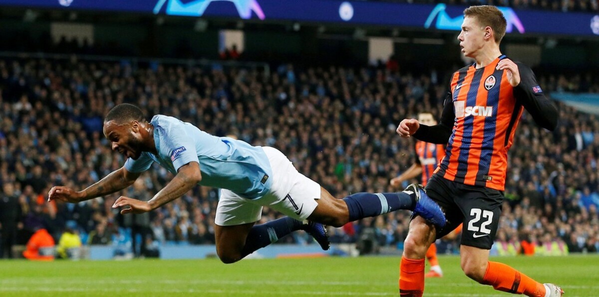 سترلينغ يعتذر للحكم بعد ركلة الجزاء الهزليّة