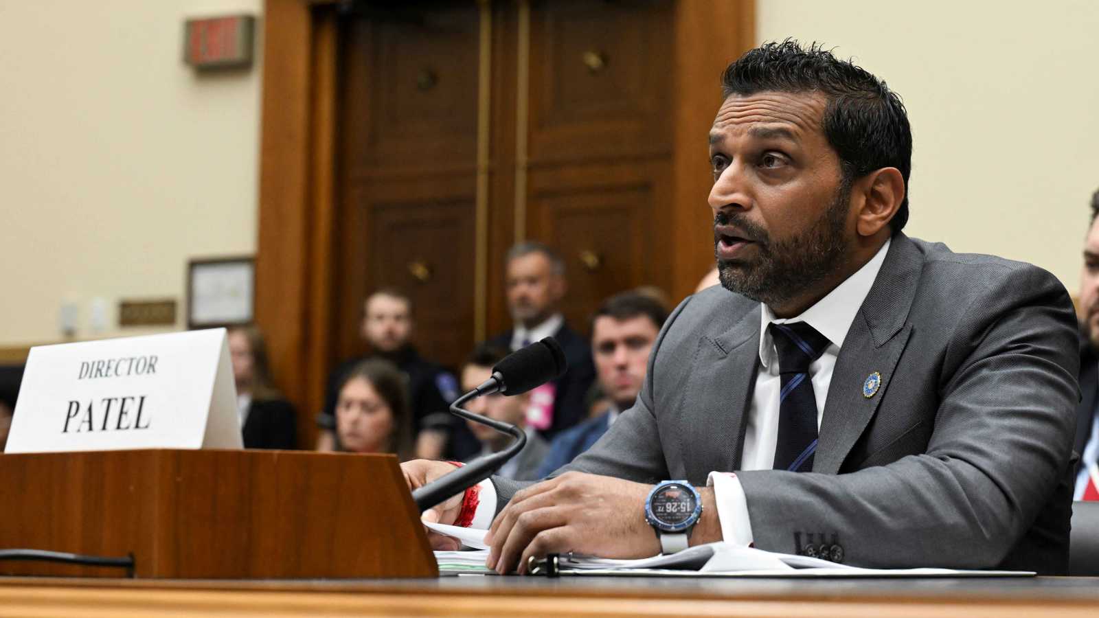 مدير "إف بي آي" يهدي قادة شرطة نيوزيلندا مسدسات محظورة.. ما القصة؟