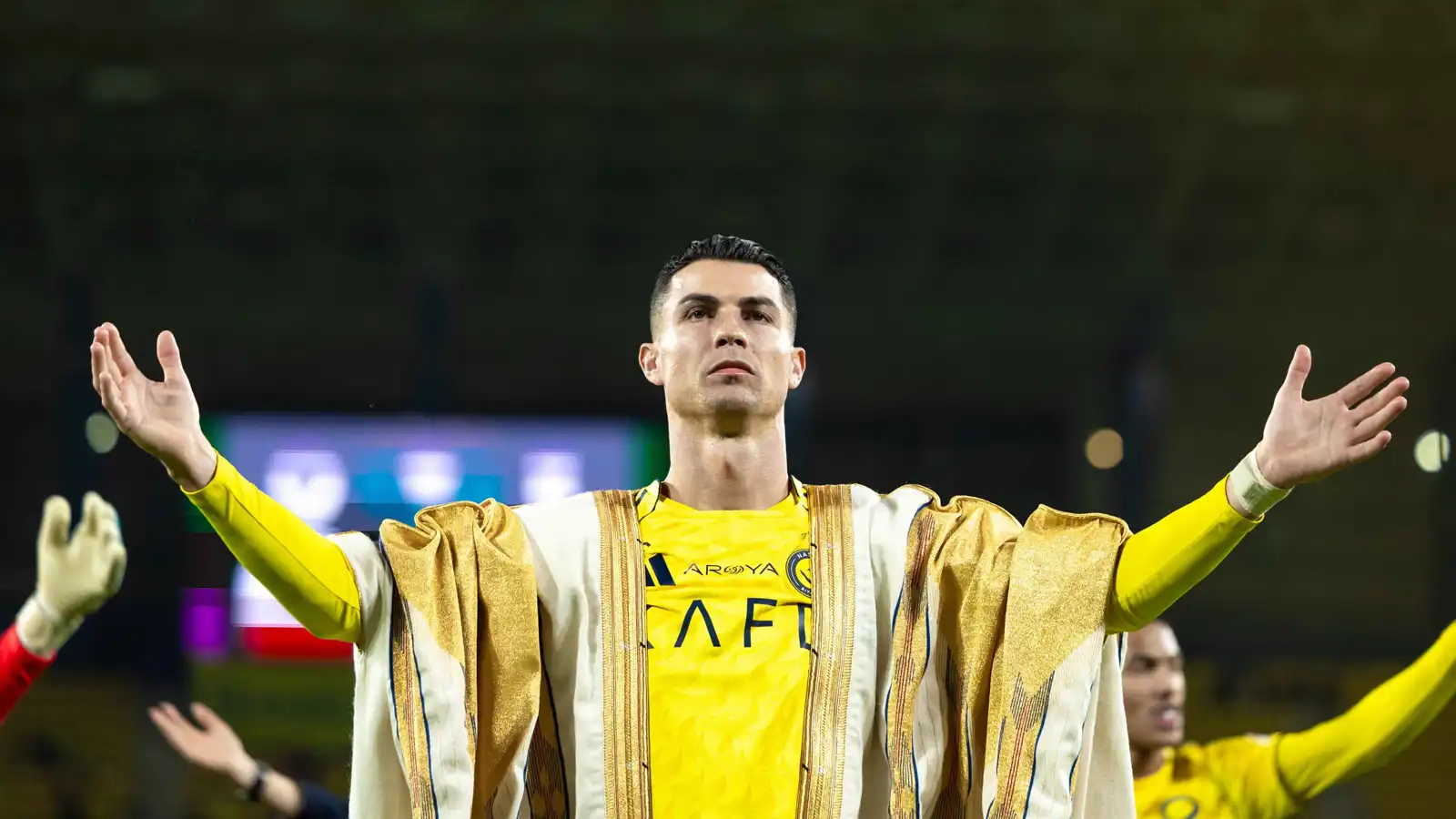 بعد تصدر الدوري.. كريستيانو رونالدو يرتدي البشت السعودي  (فيديو)