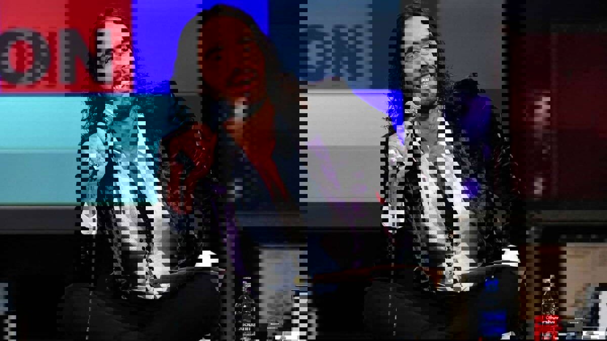 الممثل الكوميدي راسل براند ينفي مزاعم ارتكابه اعتداءات جنسية