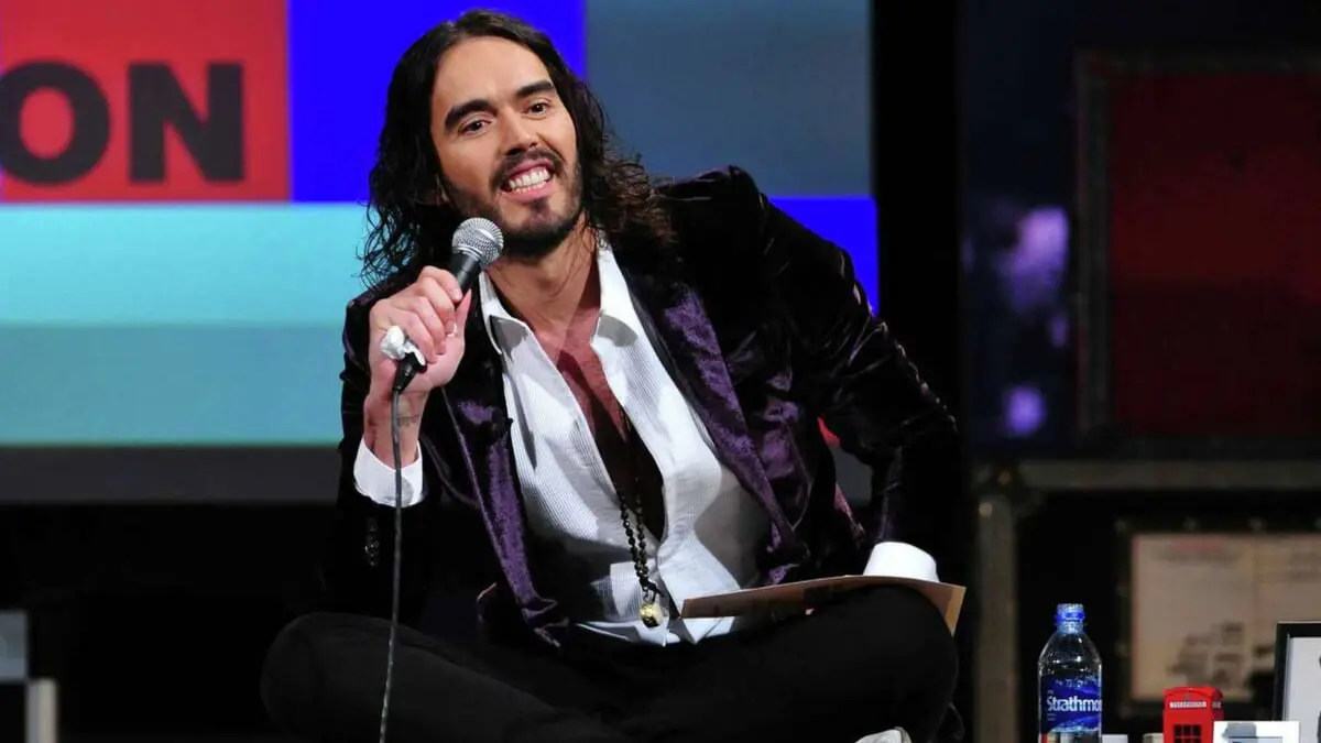 الممثل الكوميدي راسل براند ينفي مزاعم ارتكابه اعتداءات جنسية