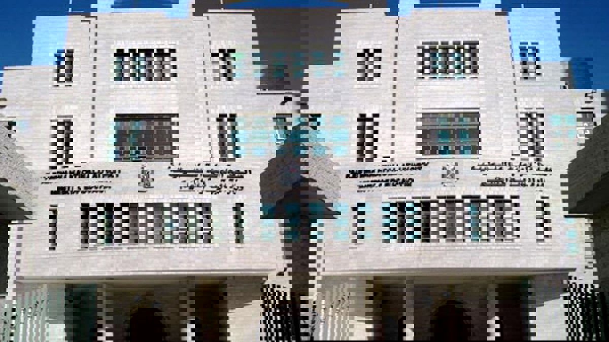 إيقاف معلم فلسطيني عن العمل بعد اعتدائه بالضرب المبرح على أحد طلابه