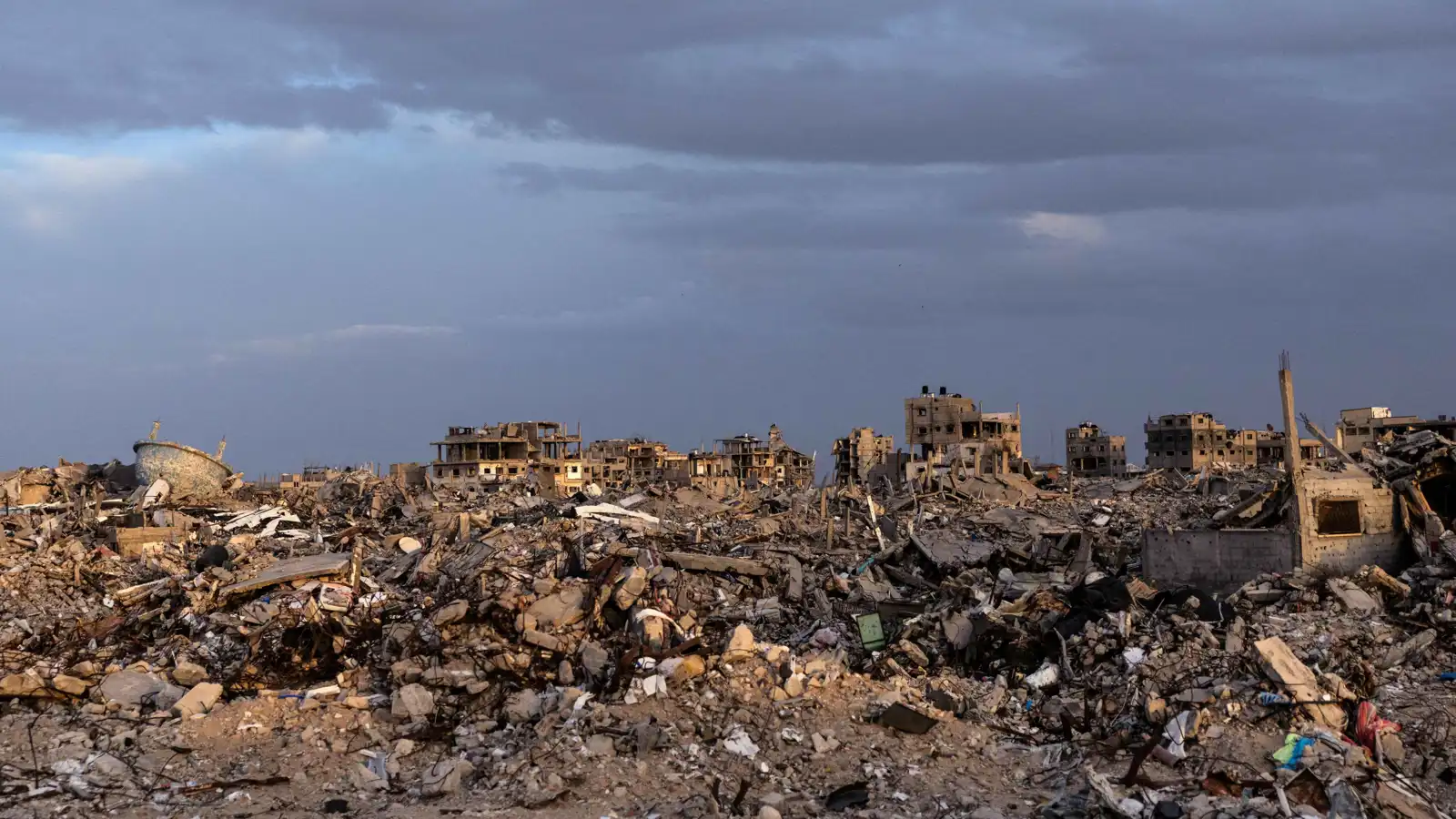 مع احتمال تجدد الحرب.. إسرائيل تعتزم إنشاء مخيم "مراقَب" في رفح