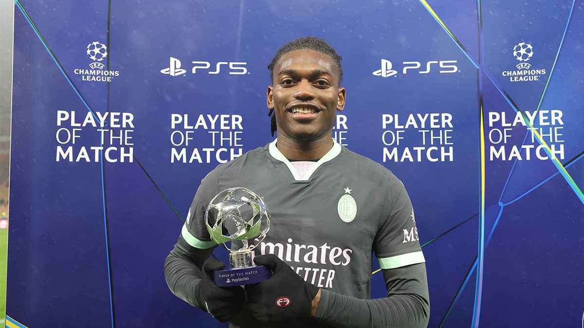 "ضحكة ساخرة".. رد غريب من لياو بشأن ارتباطه ببرشلونة (فيديو)