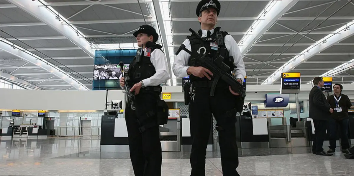 إجلاء ركاب بعد تصادم مركبتين بمطار هيثرو في لندن