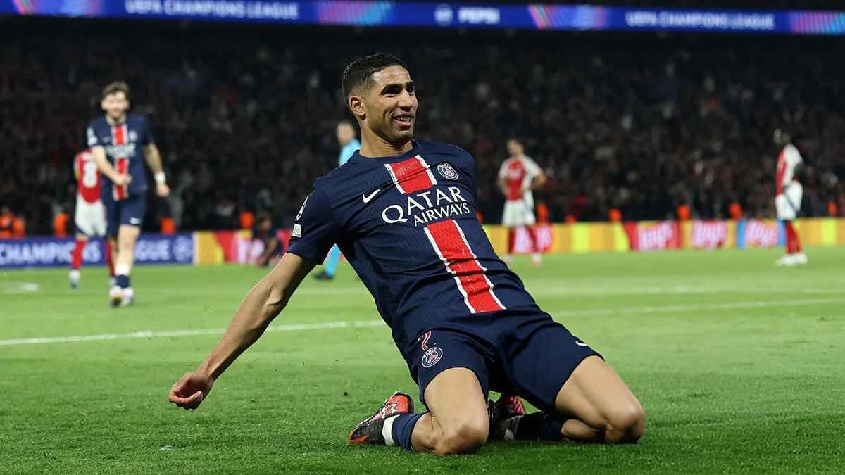 رصد أشرف حكيمي في ملهى ليلي مع لاعبي برشلونة