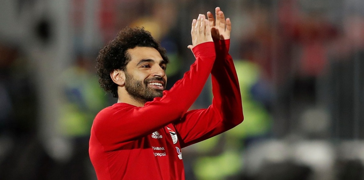 السفير الإسرائيلي يستغل تمثال محمد صلاح لاستفزاز المصريين (صور)