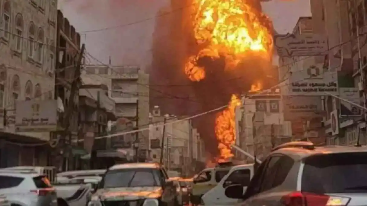 معاريف: هجوم صنعاء ربما استهدف مسؤولا حوثيا كبيرا (فيديو)