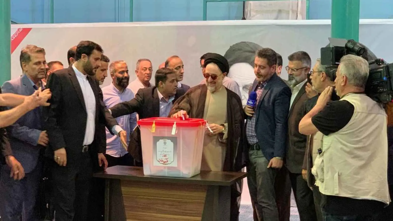 رغم معاداة النظام له.. إيرانيون يهتفون "يعيش خاتمي" (فيديو)