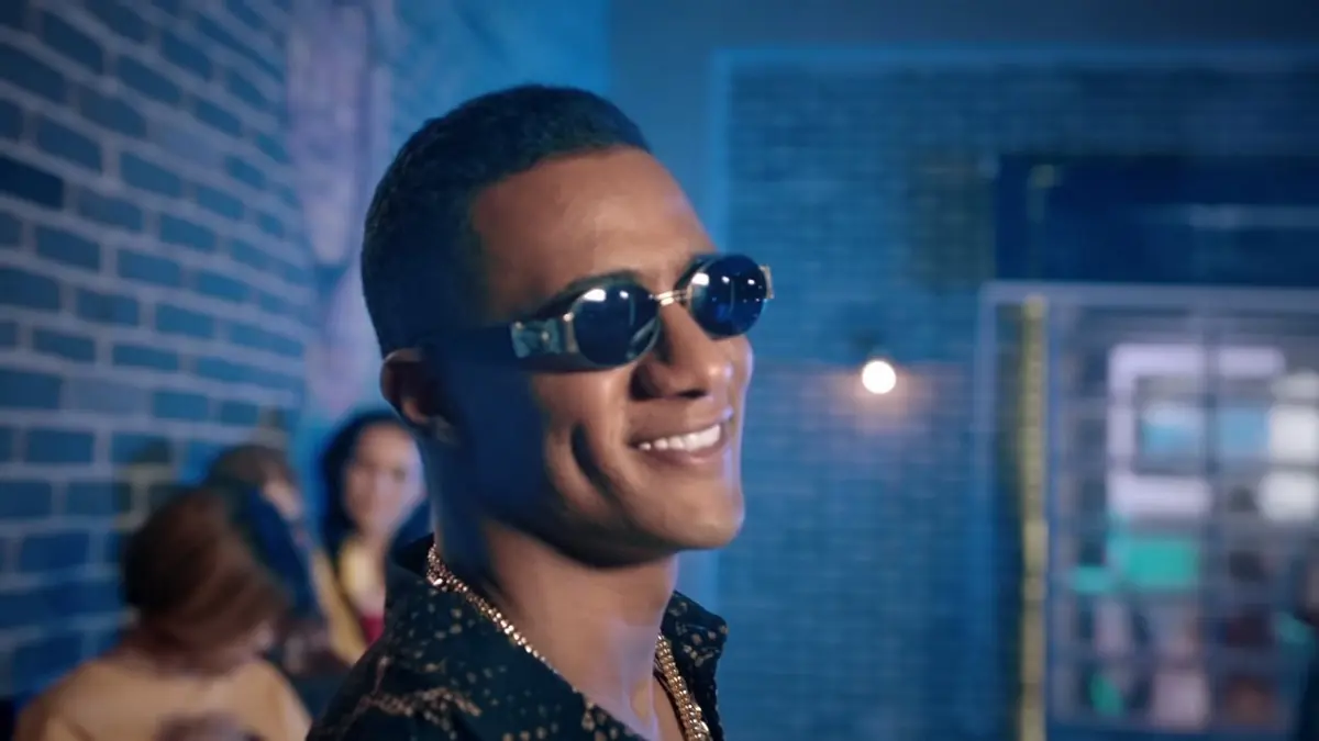 محمد رمضان يصر على الظهور عاريًا في كليب "بابا" (فيديو)