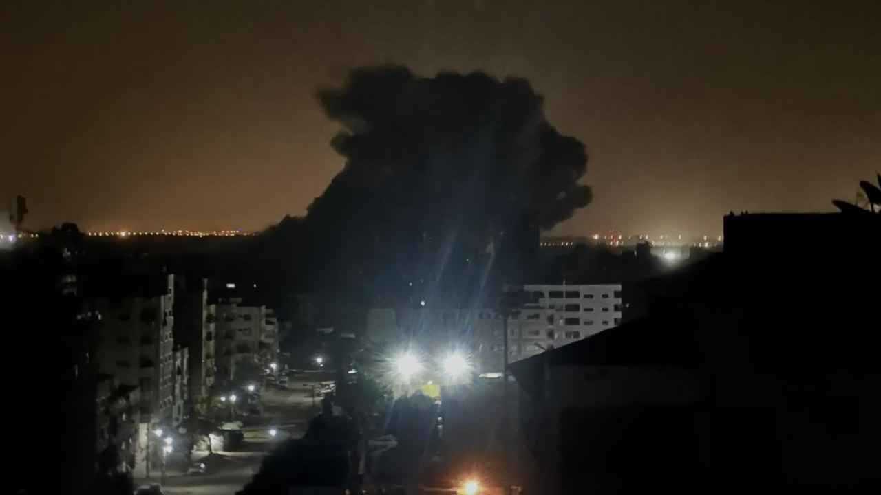 بعد يوم دام.. عشرات الغارات والتفجيرات الليلية خلف "الخط الأصفر" في غزة