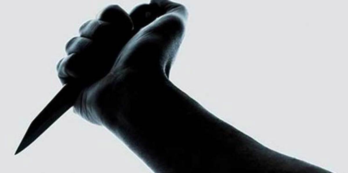 قريب أحد الطلاب في السعودية يفاجئ مدير مدرسة بعدة طعنات نافذة