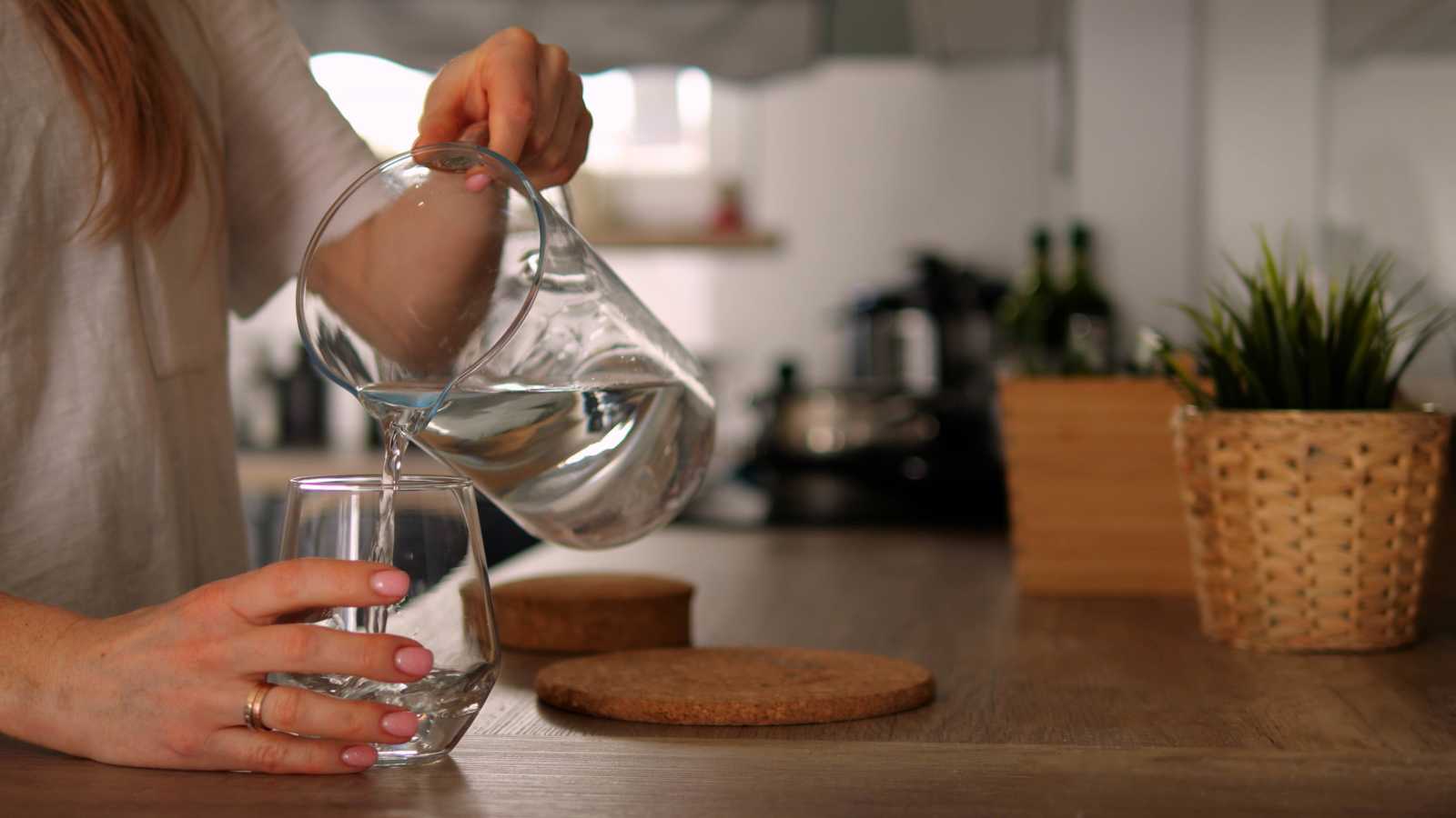 كيف يقلص عدم شرب الماء حجم دماغك دون أن تشعر؟