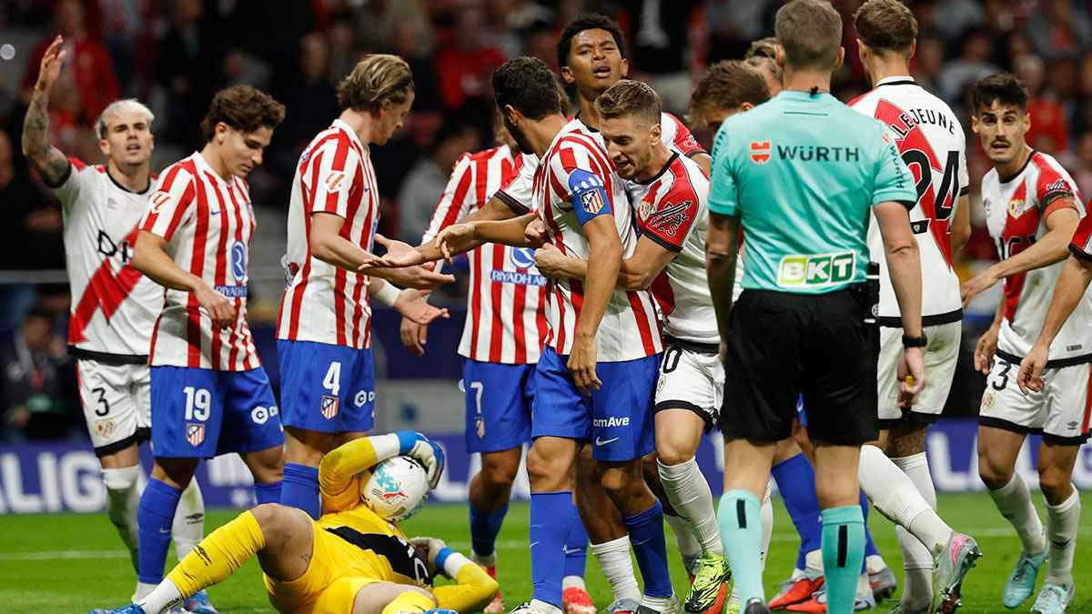 فضيحة تحكيمية جديدة.. الـVAR ينقذ أتلتيكو قبل مواجهة ريال مدريد